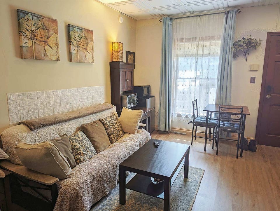 Walkable Uptown area, King bed. Quiet & Private image 1