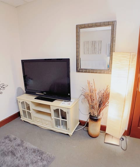 Walkable Uptown area, King bed. Quiet & Private image 3