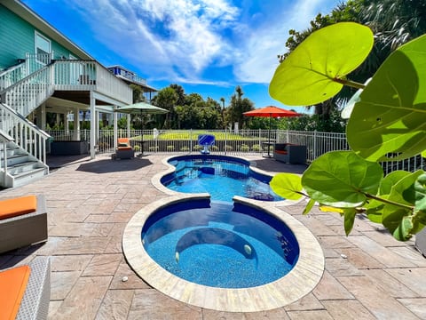 Dive into pure bliss in our outdoor paradise. Immerse yourself in the warmth of luxury with an inviting heated pool and spa that redefine relaxation. Let the tranquil waters and tropical surroundings transport you to a haven of serenity