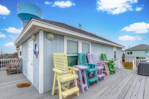Crystal Beach Gem: Steps to Sand & Sea Breeze