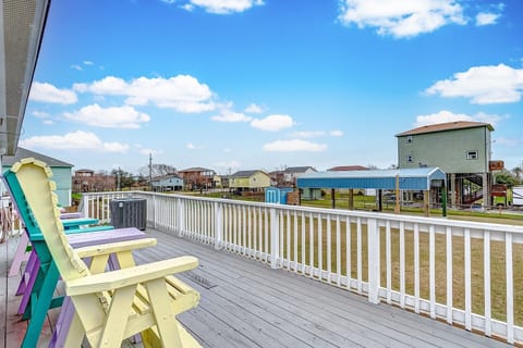 Crystal Beach Gem: Steps to Sand & Sea Breeze