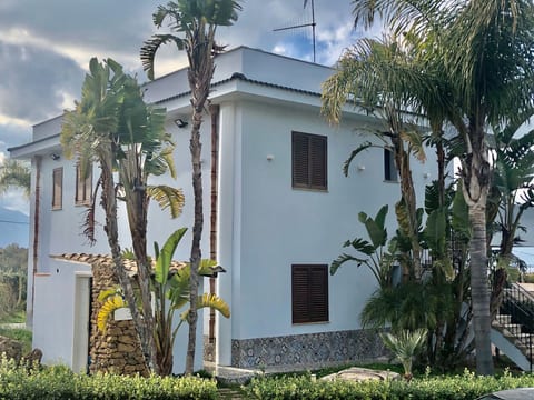 Wohnung Glicine mit Schwimmbad und Meerblick