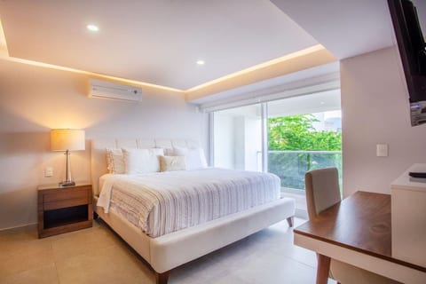 Luxury Beachfront | Corner Condo | Amazing Pools