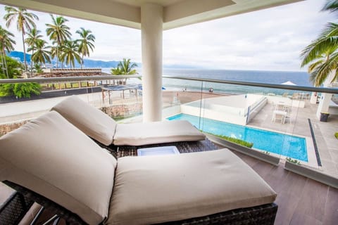 Luxury Beachfront | Corner Condo | Amazing Pools