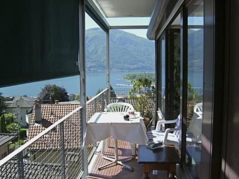 Freie Sicht auf See und Berge