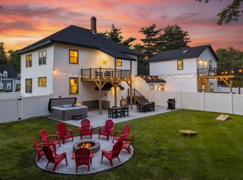 Seavey Compound: Two Homes, 10 Bedrooms, 6 Bathrooms, Sleeps 26 - 2 Hot Tubs, 2 Grills, 2 Decks, 2 Patios, Fire Pit, Yard Games and more