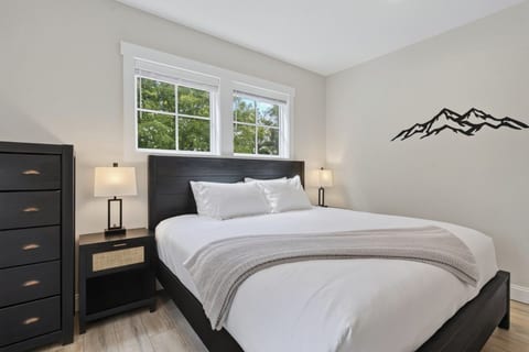 Seavey Compound: Location! Sleeps 26, 2 Hot Tubs, Game Rm, Dogs
