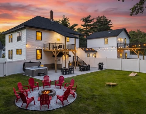 Seavey Compound: Two Homes, 10 Bedrooms, 6 Bathrooms, Sleeps 26 - 2 Hot Tubs, 2 Grills, 2 Decks, 2 Patios, Fire Pit, Yard Games and more