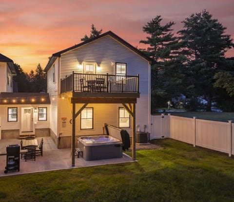 Carriage House: New, Modern, Hot Tub, Fenced Yard, Dogs