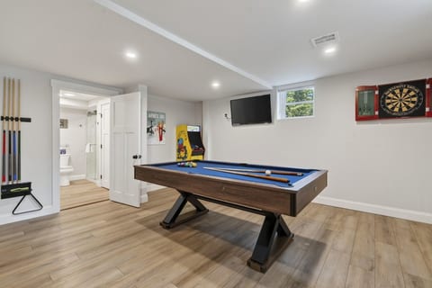 Seavey Big House: Best Location! Hot Tub, Dogs OK, Fenced Yard, Gm Rm