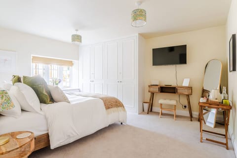 Monks Retreat - Beige Room - Tranquil Escape for 2