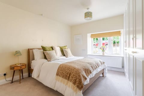 Monks Retreat - Beige Room - Tranquil Escape for 2