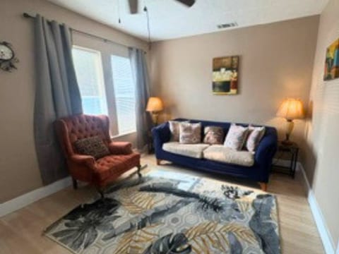 Modern EaDo Home Minutes to Downtown & Stadiums
