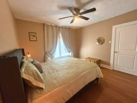 Modern EaDo Home Minutes to Downtown & Stadiums