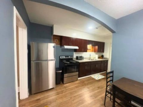 Modern EaDo Home Minutes to Downtown & Stadiums
