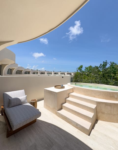 Private Rooftop Patio with Plunge Pool & Sun Loungers