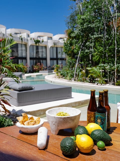 Private Garden w Full Sunbed & Pool Access