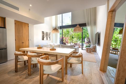Spacious Open Space Living Dinning - fits 8 comfortably