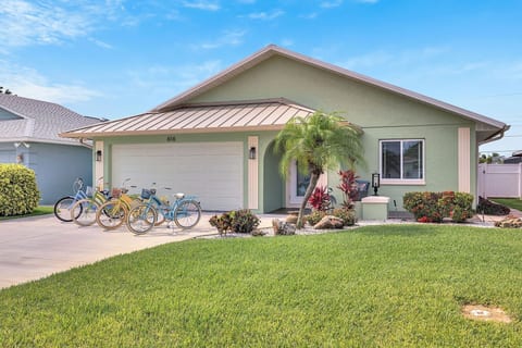 Heated Pool & Hot Tub, Walk to Beach, Free Bikes
