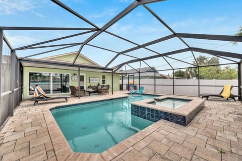 Heated Pool & Hot Tub, Walk to Beach, Free Bikes