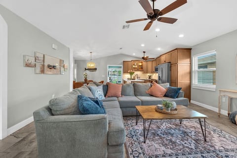 Heated Pool & Hot Tub, Walk to Beach, Free Bikes