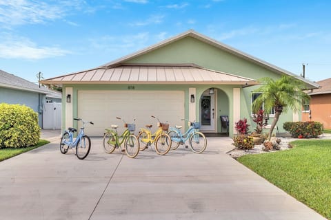 Heated Pool & Hot Tub, Walk to Beach, Free Bikes