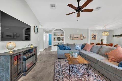 Heated Pool & Hot Tub, Walk to Beach, Free Bikes