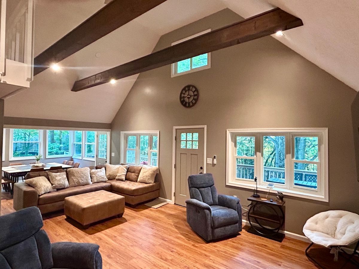 Relax in the large open living room. SmartTv and plenty of games for all ages.