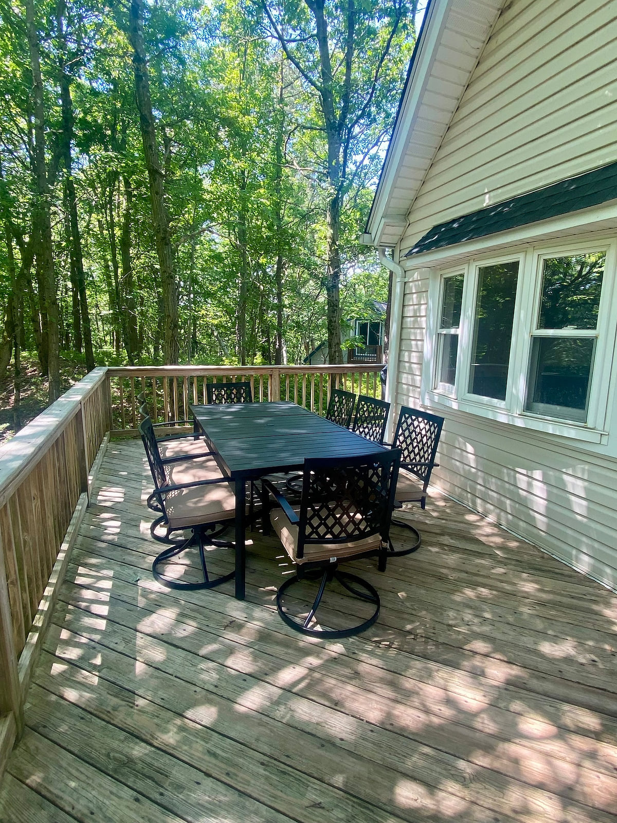 Seating for 8 at the dining table.