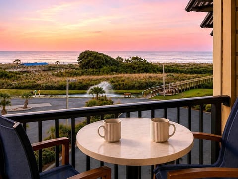 A romantic escape starts here. Slow mornings, coffee for two, sweeping ocean views and unforgettable sunrises—all from your private top-floor balcony.
Sea La Vie is the kind of getaway that makes you slow down, reconnect and wish you’d stay longer!
