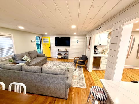 4bd Cottage 2mi to Beach Bikes+Chairs included image 2