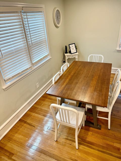 Dinner table seats 6