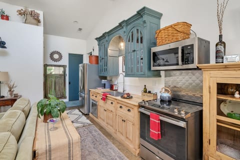 Full kitchen comes complete with some pantry items, olive oil and spices. Ask Natalie if you need anything anytime!