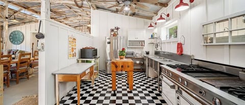 Full kitchen.