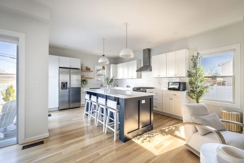 Walnut Beach Luxury House | 90-Sec Walk to Beach