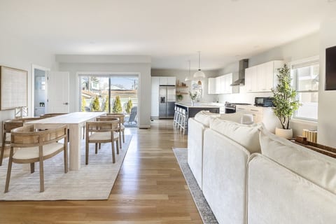 Walnut Beach Luxury House | 90-Sec Walk to Beach