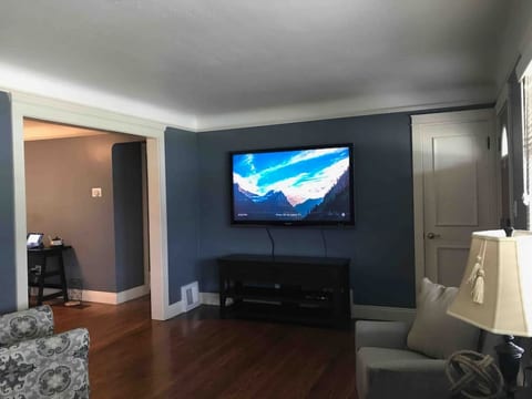 Large 2 Story Home Walk to Lake