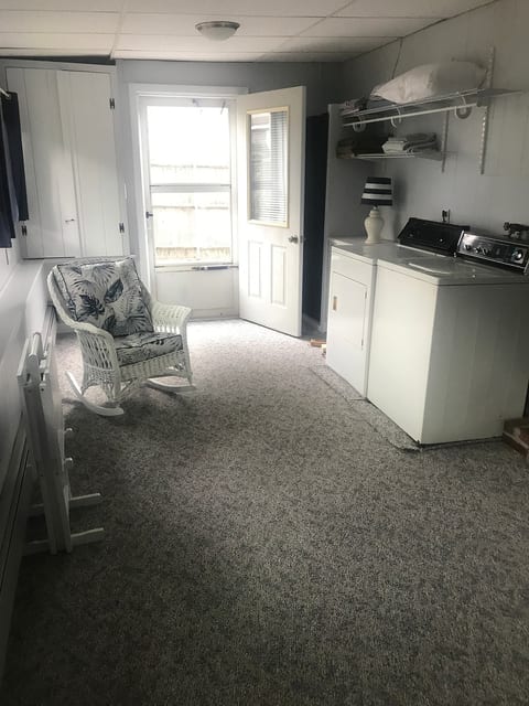 sunroom with washer/dryer.