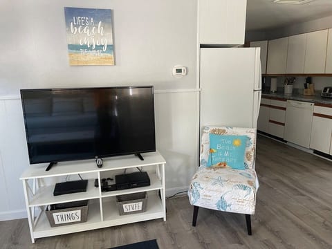 living room with cable TV