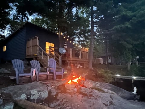 Lakeside Serenity: Cozy Retreat on Ahmic Lake image 2
