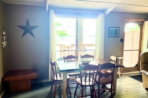 Lakeside Serenity: Cozy Retreat on Ahmic Lake image 5