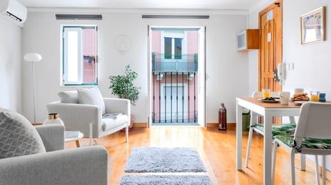 Studio for 2 by Alfama, Graça and Flea Market. image 1