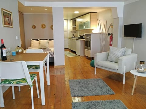 Studio for 2 by Alfama, Graça and Flea Market. image 2