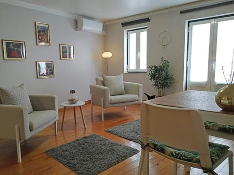 Studio for 2 by Alfama, Graça and Flea Market. image 4