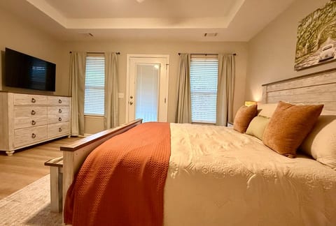 SAV Airport & Anchor Park ~ Fenced Yard and More!