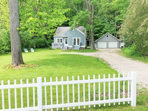 peaceful setting close to Traverse with private backyard and West bay views and access