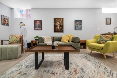 Modern 2BR Suite|Private Parking |Near DownTown
