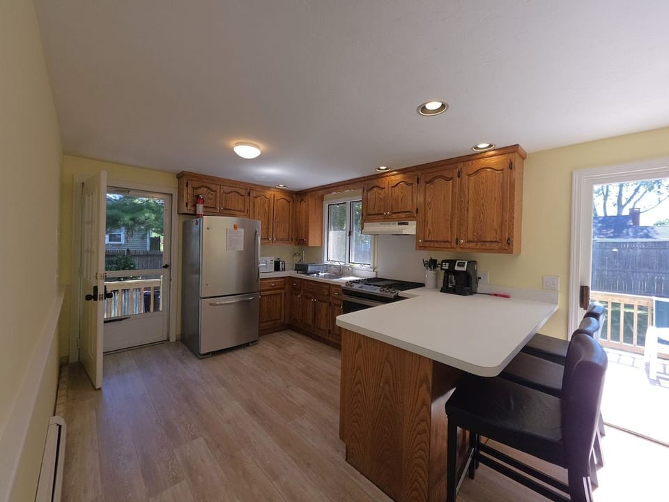 Fully equipped kitchen with island seating