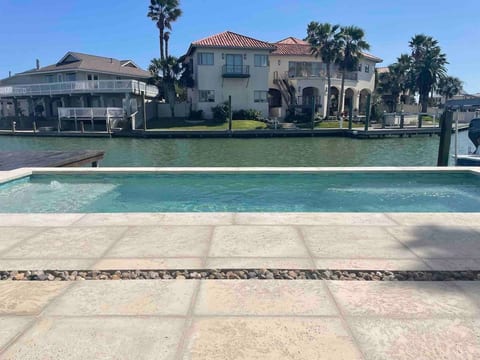 6 bedrooms, Pool! Prime Key Allegro Location! image 2