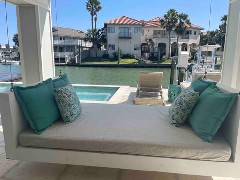 6 bedrooms, Pool! Prime Key Allegro Location! image 1